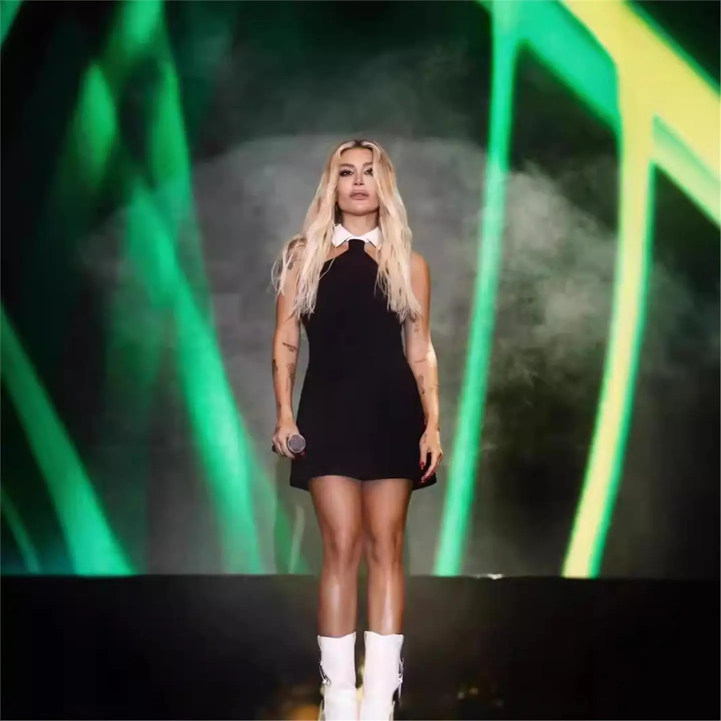 عبر الحدود قسط المرأة شخصية اللون بلو طوق معلقة Ne التفاف Bodycon تنورة عالية الخصر سترة التفاف Dr