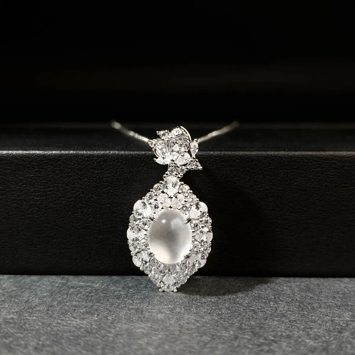 PT950 Platinum Pearlized Jade Necklace - Women's Diamond-Encrusted Egg-Shaped Natural High-Impact Pendant Necklace