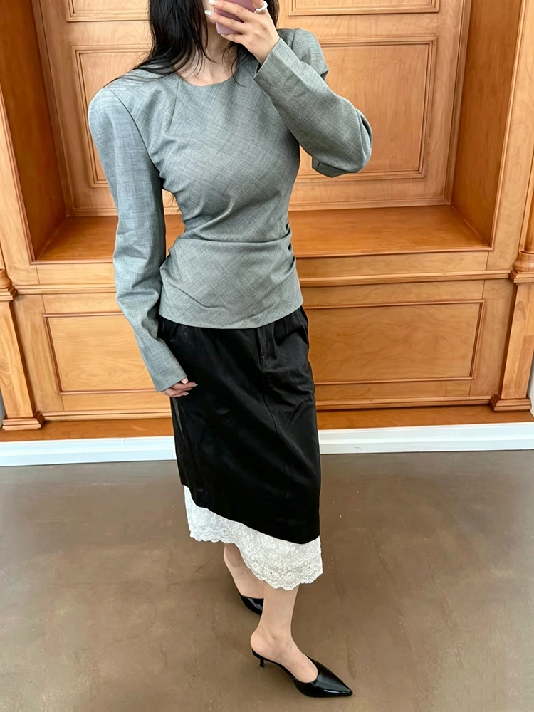 Heavy-weight pleated back waist-hugging long-sleeved blouse for women. Autumn round-neck padded collar pleated top.