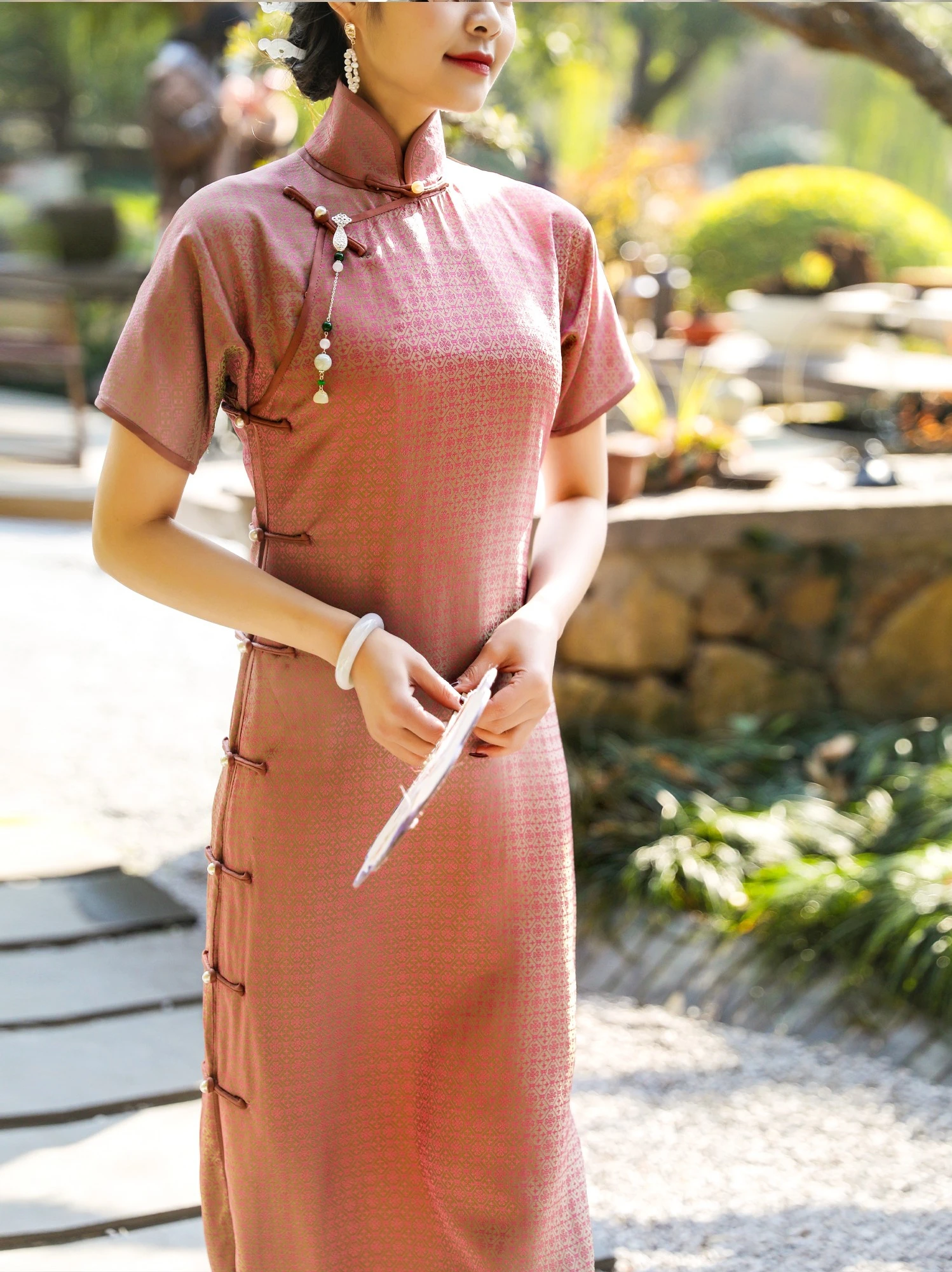 

Шелковый костюм в традиционном китайском стиле, цвет «ледяная слива», универсальный, с вышивкой по старинному методу «Суньцзинь», без рукавов, длинный, для повседневной носки...