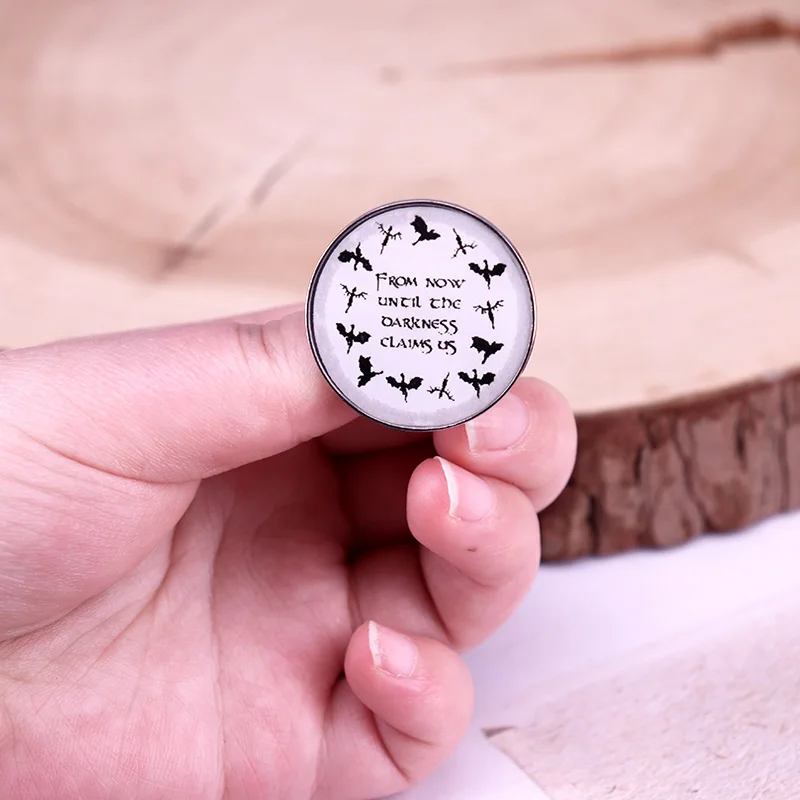 دبوس طية صدر المينا ، عرش من الزجاج يقتبس ، من الآن ، قبل أوامر الظلام #3