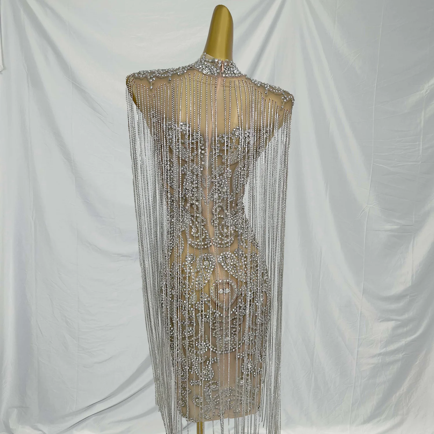 Sukienka Yulian z błyszczącymi cyrkoniami i frędzlami, seksowna, z siateczki, krótka, idealna na wieczór, studniówkę, urodziny, występ sceniczny.