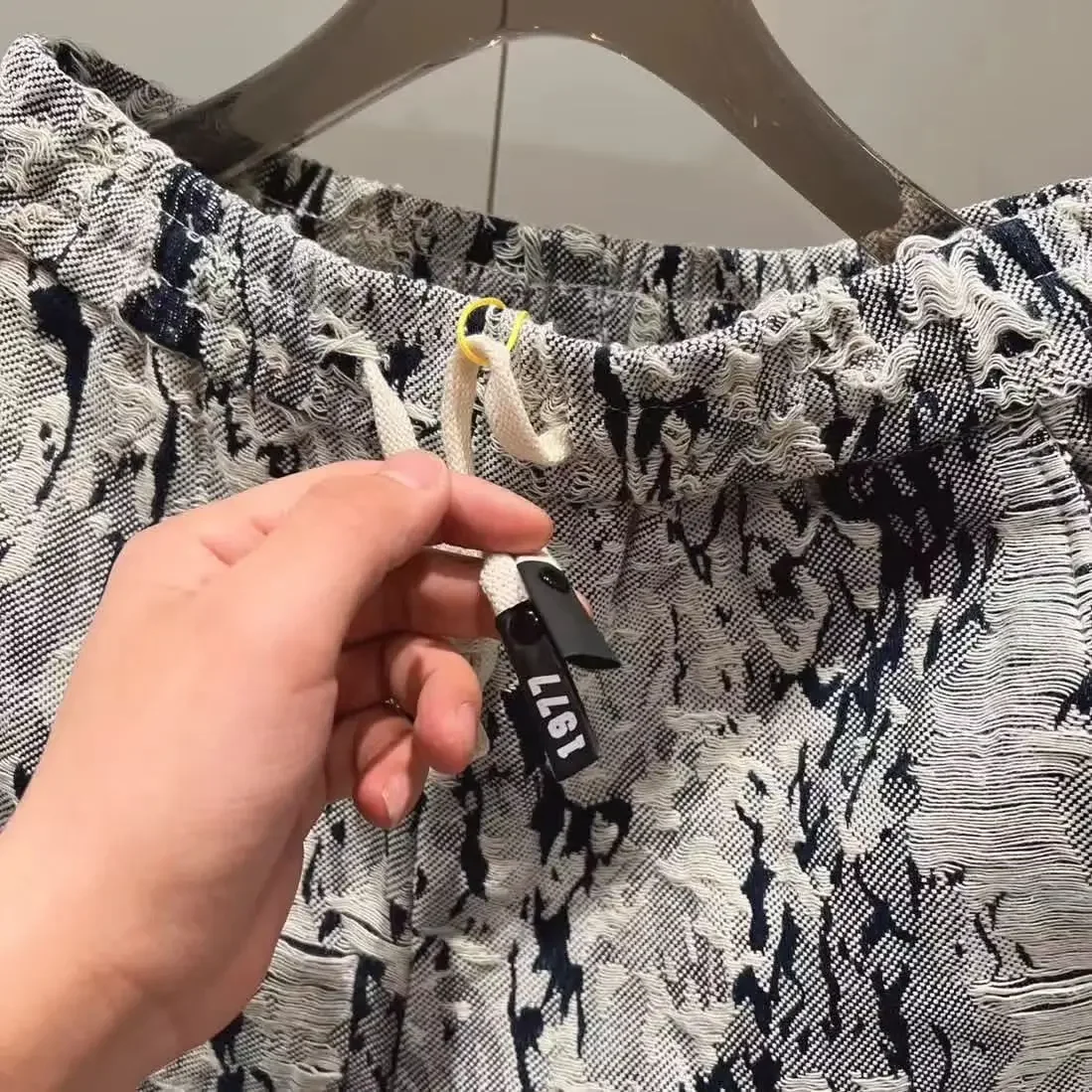 ゆったりとしたメンズデニムショートパンツ、ドローストリングとポケット付き、ルーズワイドトレンド2025、XXL、ストレッチ素材、ジッパー付き、メンズショートジーンズパンツ