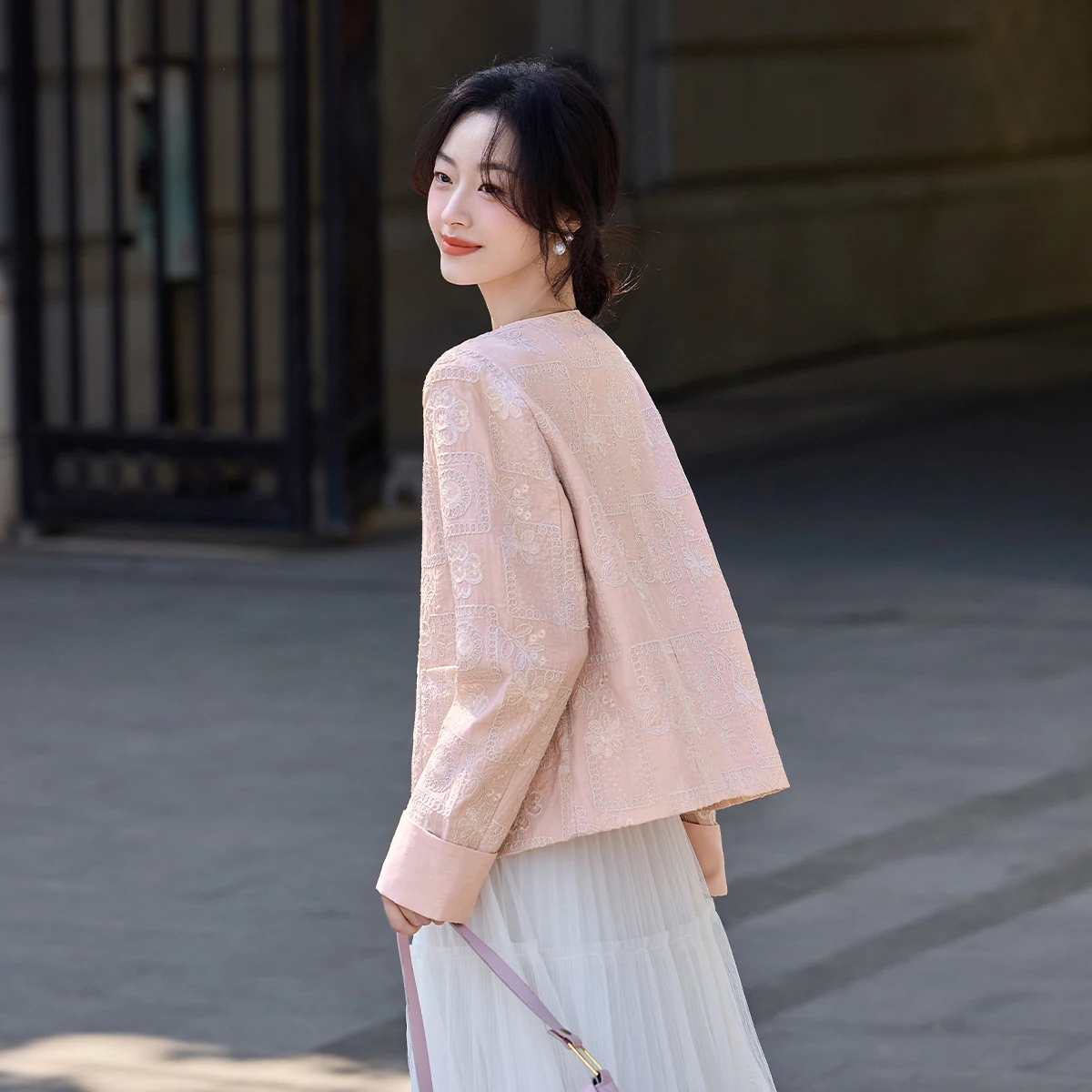 SENTUBILA Women's Beaded Jacket 2026 Autumn Chinese Style Round Collar Sparkle Silk Embroidery Outwear Elegant Top T53WB1758