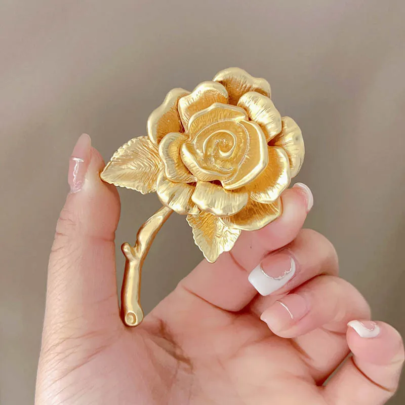 

Легкая роскошная винтажная брошь в виде розы для женщин, элитная брошь, трехмерный аксессуар в виде камелии.