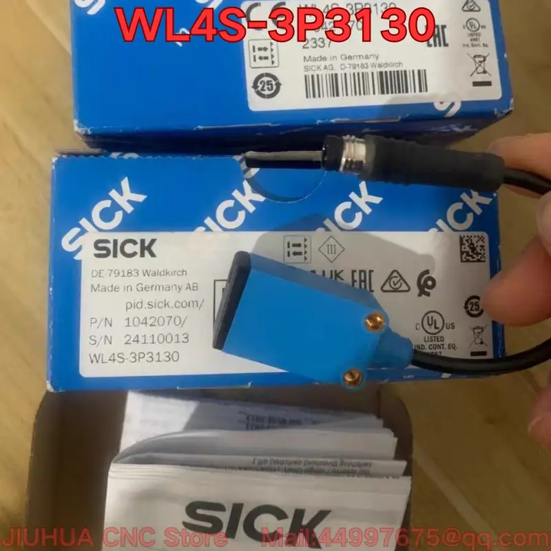 New WL4S-3P3130 photoelectric sensor