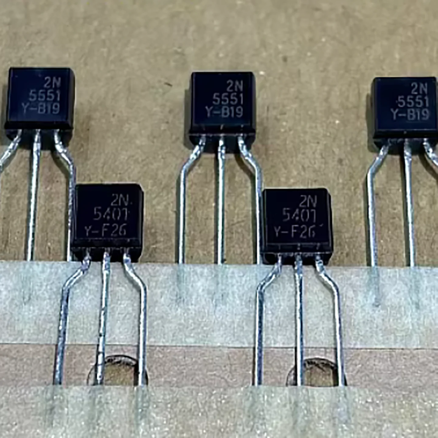 10 pairs of 2N5401YBU/2N5551YBU low-power audio amplifier complementary pairs TO-92 5401Y 5551Y
