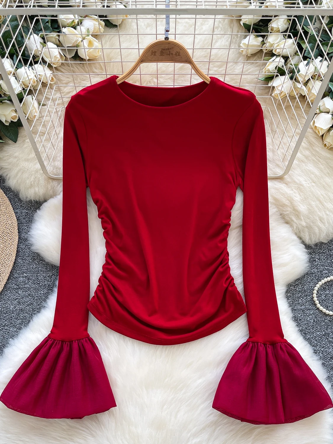 

Новинка 2026, осенняя женская модная футболка с круглым вырезом и расклешенными рукавами, плиссированная облегающая дизайнерская шикарная однотонная футболка, топы