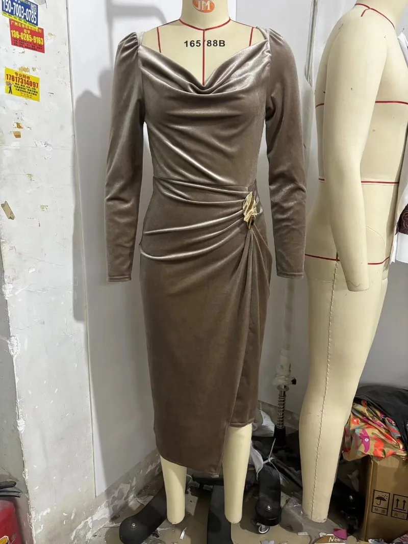 Vestido elegante de terciopelo asimétrico con hebilla de Metal para mujer, vestido Sexy de terciopelo con cuello oscilante, manga larga, ceñido al cuerpo, con abertura para fiesta