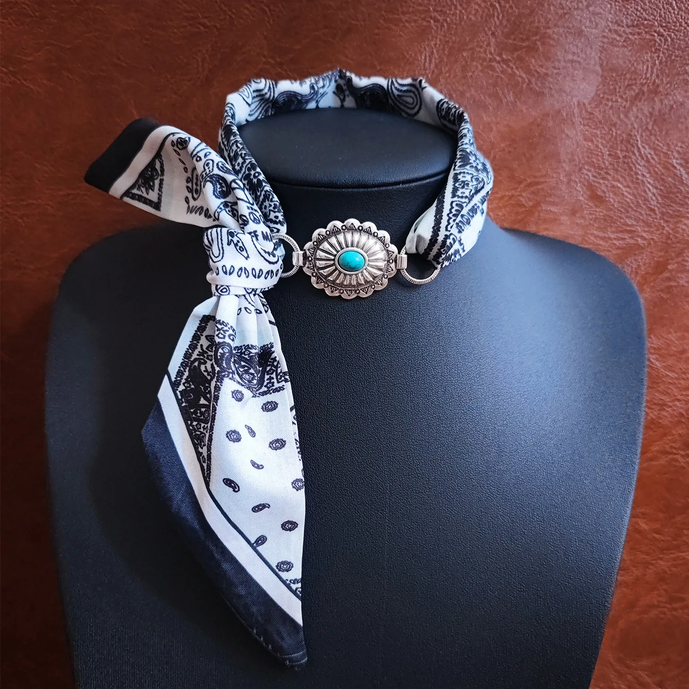 Metallic Pleated Fabric Scarf Necklace with Wrapped Open Design for Women Stylish Versatile Daily Wear Accessory