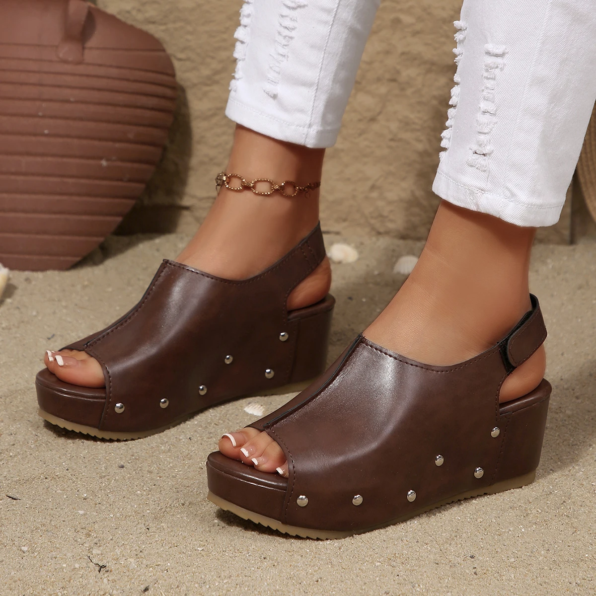 

Коричневые женские сандалии из лакированной искусственной кожи на толстой подошве с ремешком сзади, универсальные удобные туфли на танкетке для женщин