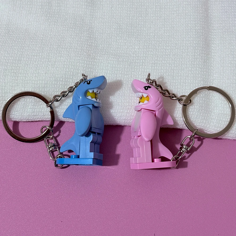 2 peças Chaveiro de Casal de Tubarões Rosa e Azul em Desenho Animado, com Blocos de Montar em Formato de Coração, Pingente para Mochila, Presente para Amigos