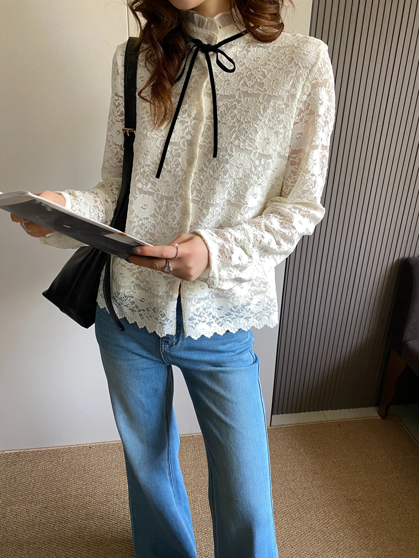 

Женская блузка с длинным рукавом и кружевным цветочным узором, новинка ранней весны, с деревянным воротником, дышащая, комфортная, топ