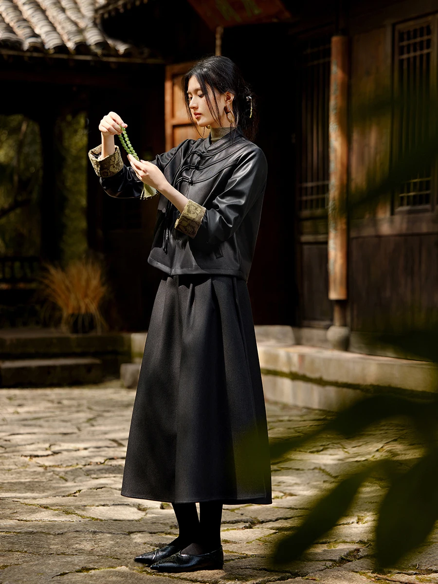 เสื้อแจ็คเก็ตหนัง PU สไตล์จีน XWI สำหรับผู้หญิง รุ่นสั้น สีดำ เท่ห์ มีกระดุม  แฟชั่นฤดูใบไม้ผลิ 2026 เหมาะสำหรับการเดินทาง