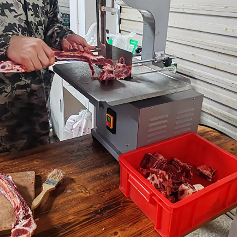 

Электрическая пила для резки замороженного мяса и костей / Циркулярная пила для мяса / Полностью нержавеющее оборудование для резки птицы ленточной пилой