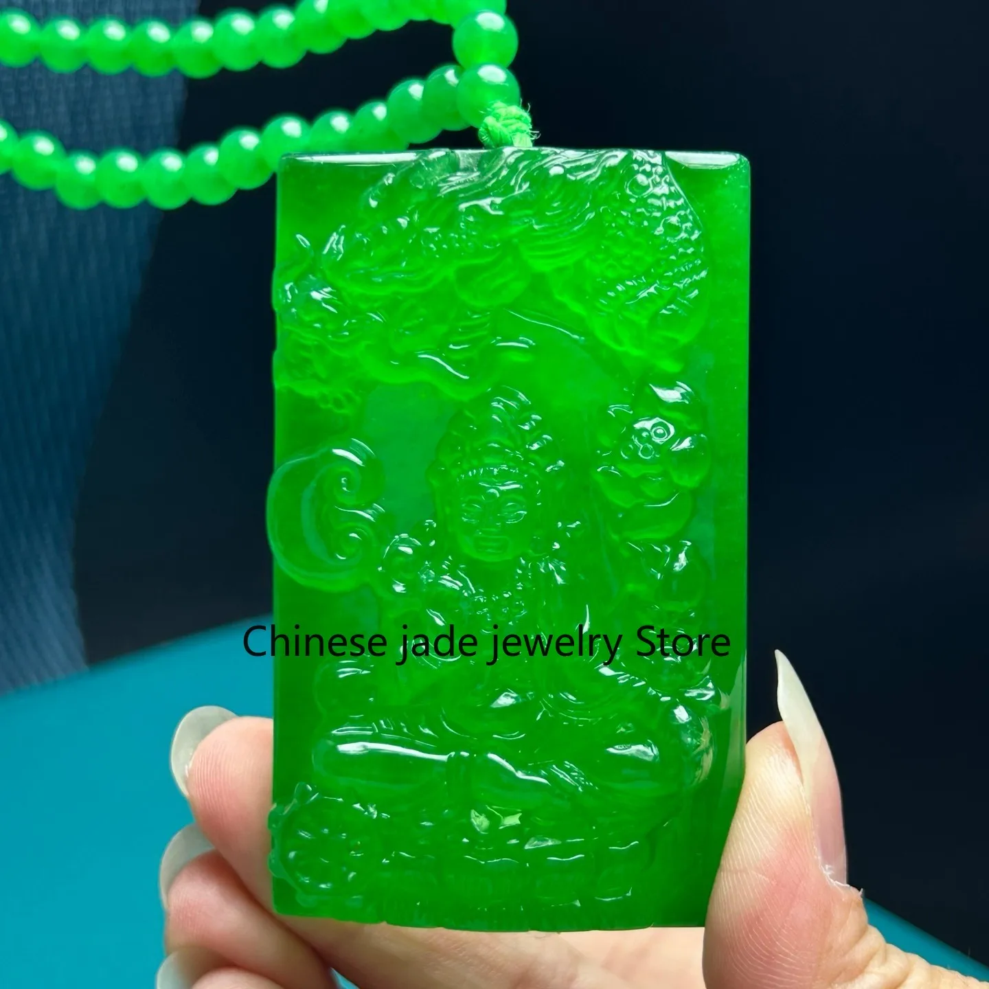 Colgante y collar Kwan-yin tallado de jade birmano verde hielo natural certificado