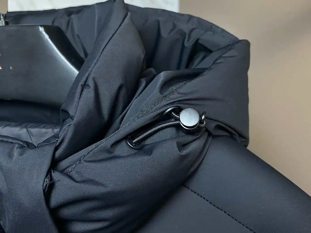 سترة طويلة دافئة للغاية للرجال جديدة لعام 2025، معطف شتوي بغطاء للرأس من ريش الإوز الفاخر