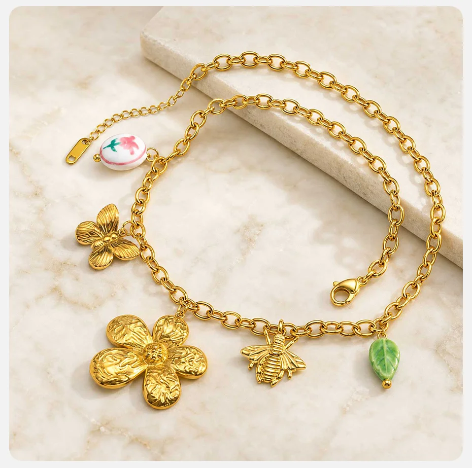Vnox 18K vergoldete Schmetterlings-, Bienen- und Blumenanhänger-Halskette für Frauen, minimalistische, süße, florale Schlüsselbeinkette, Urlaubsschmuck – Detail 5