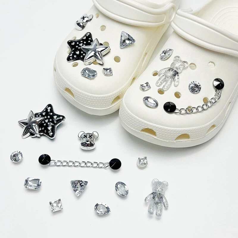 Fashionable shoe accessory set, made of metal, with a shoe chain clasp, removable, suitable for sandals and flip-flops.