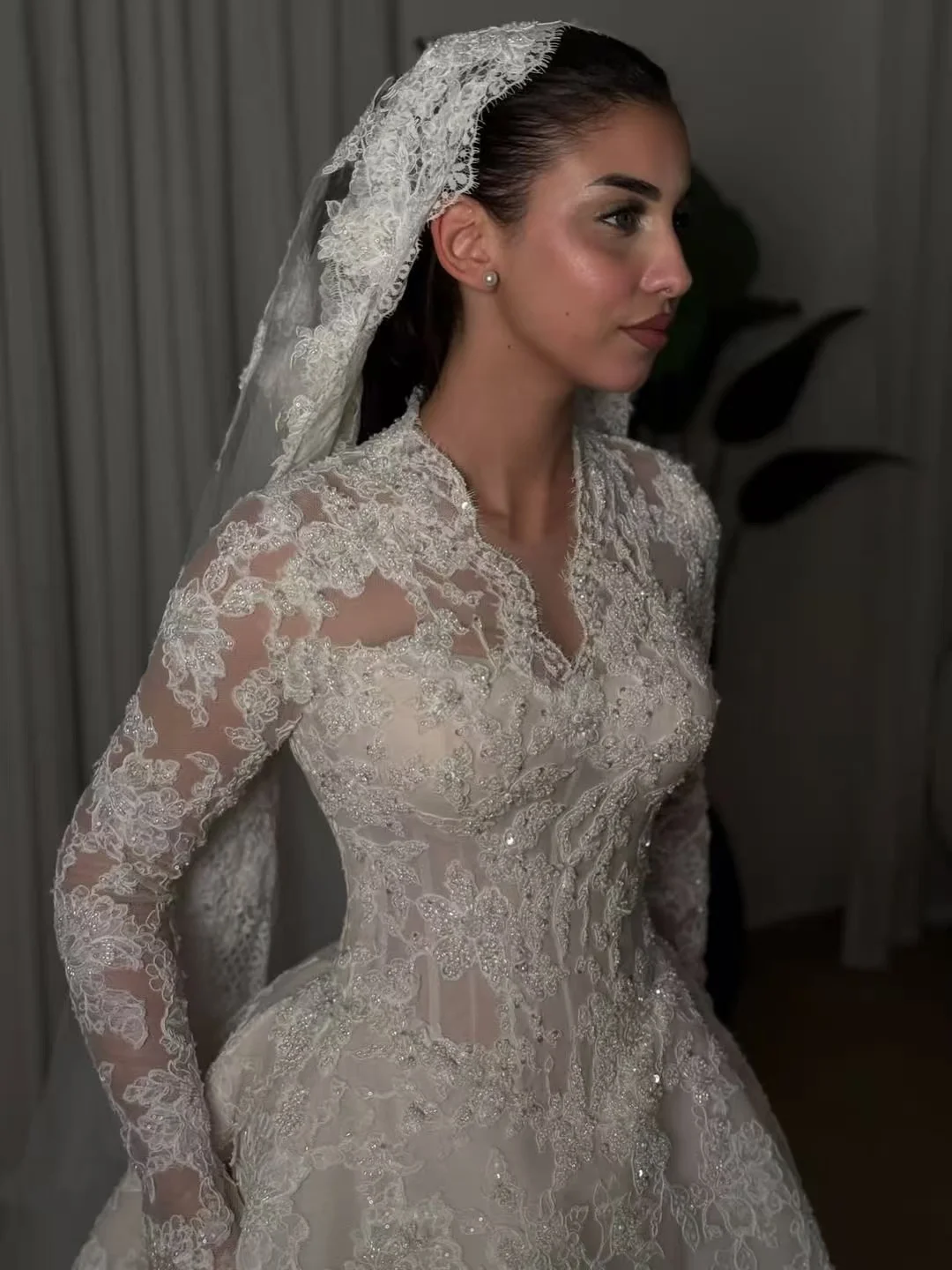 Novo Produto: Vestido de Noiva Modelo Evasê com Renda, Decote em V, Mangas Compridas e Cauda Chapel - Vestido de Noiva Personalizado