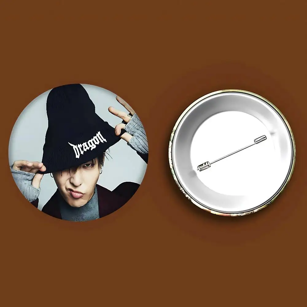 ستار G-Dragon 58mm اليدوية بروش الكرتون تأثيري شارة على ظهره مجوهرات اكسسوارات هدايا