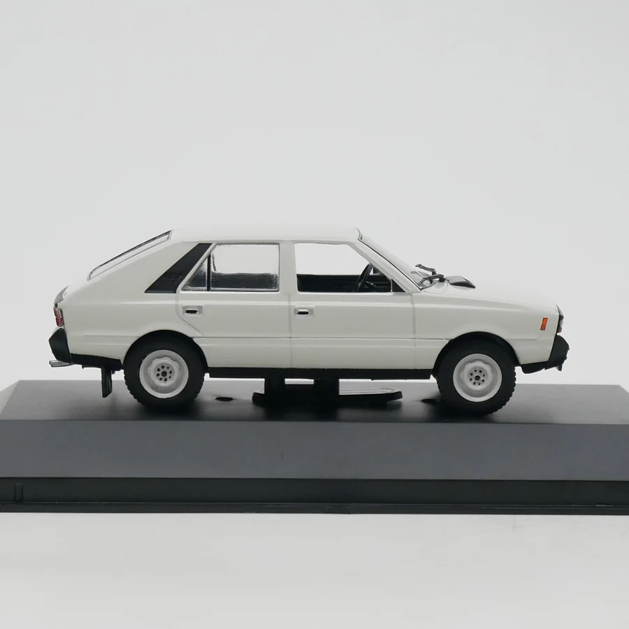 دييكاست Ixo 1:43 مقياس FSO Polonez 1.5C الاقتصادية Polonez سيارة سبيكة تحصيل لعبة هدية تذكارية عرض حلية