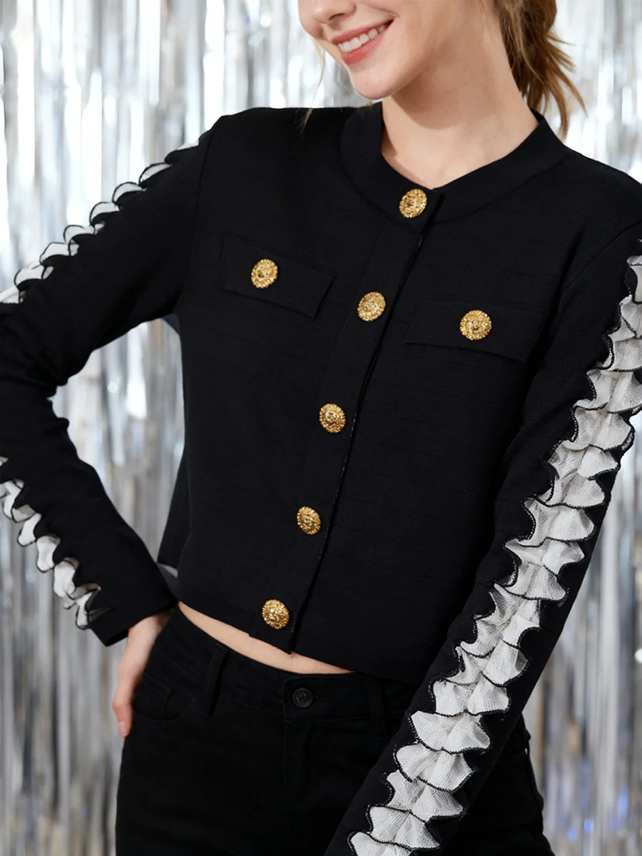 TWOTWINSTYLE 히트 컬러 홀로우 아웃 패션 숏 재킷 여성용 라운드 넥 긴 소매 패치워크 메탈 버튼 재킷 여성용