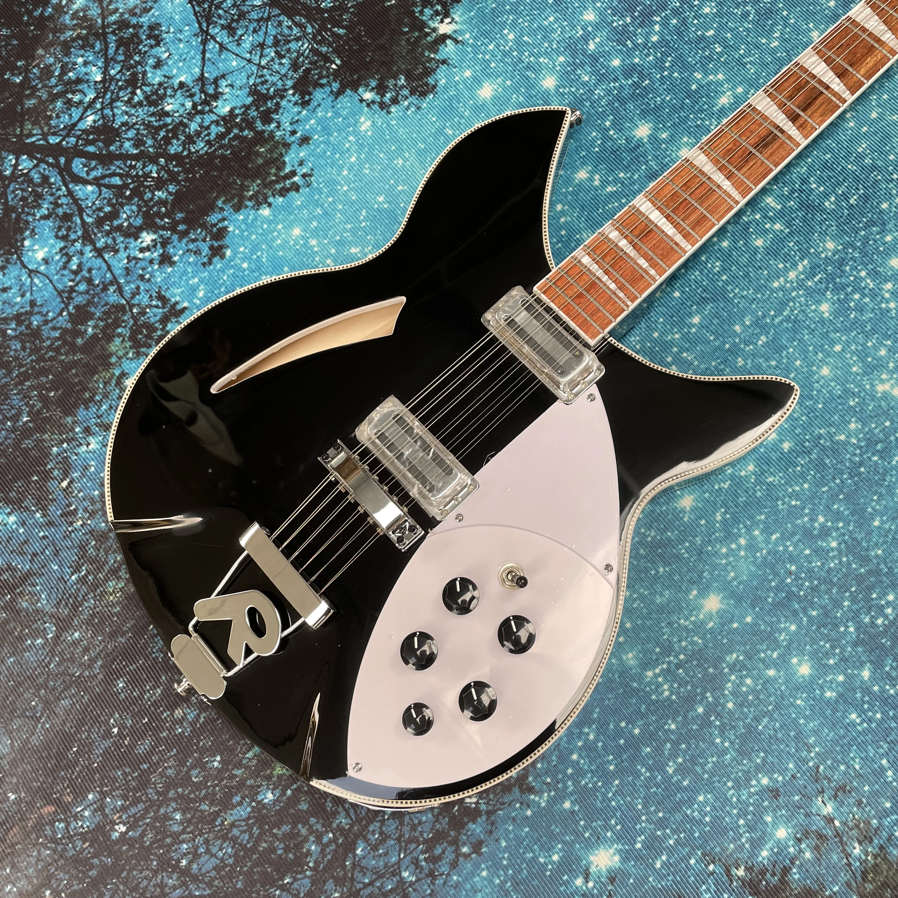 

Black 12-String Electric Guitar, with Fishbone Binding and R-Shaped Vibrato Guitars, Top Choice for Vintage Enthusiasts Guitarra