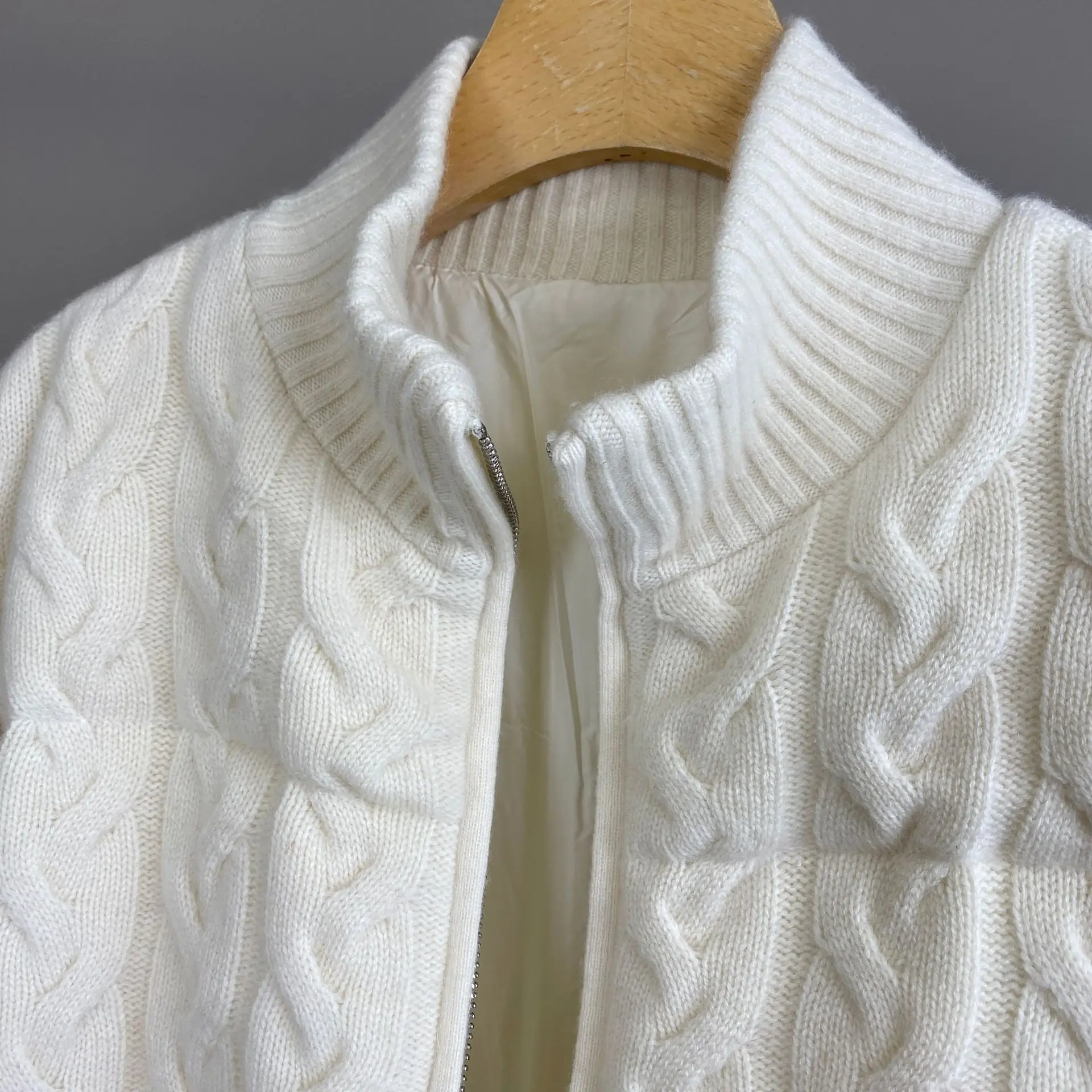 Herbst und Winter neue hochwertige gestrickte Stehkragen gestrickte Kaschmir-Gänsedaunenjacke modisch und vielseitig lässig