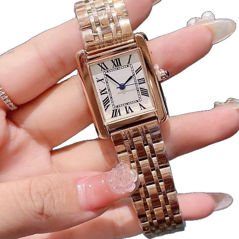 ​ ​ 2025 ساعة كوارتز مربعة أنيقة للنساء خفيفة الوزن سوار فولاذي غير قابل للصدأ كريستال الياقوت مقاومة للماء 30 متر الحد الأدنى