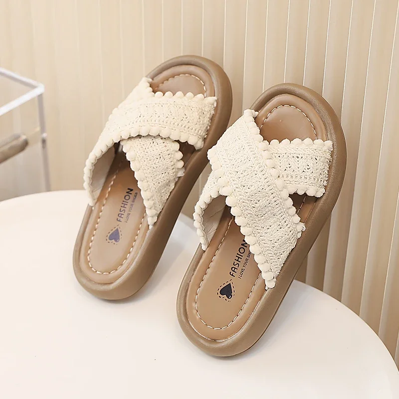 

Тапочки для девочек в этническом стиле, новинка 2023 года, летние универсальные детские повседневные туфли на мягкой платформе, простые нескользящие тканые шлепанцы принцессы