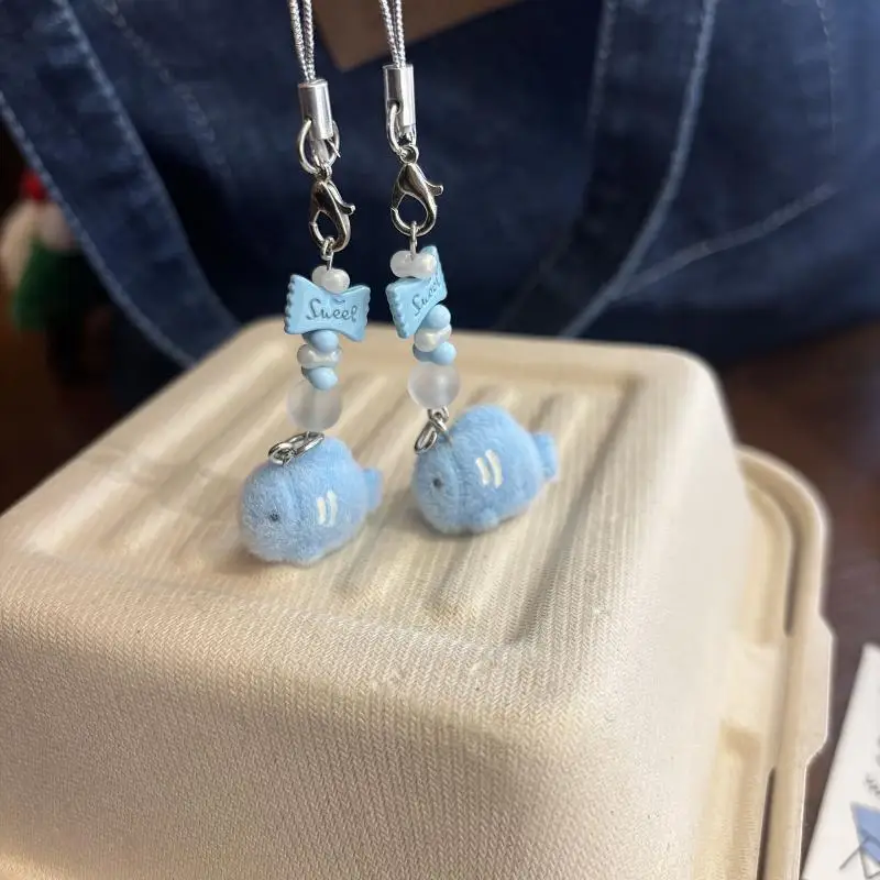 Chaveiro de peixe fofo de desenho animado – material de flocagem de pelúcia com cauda frisada, alça de telefone Kawaii e presente de pingente de bolsa