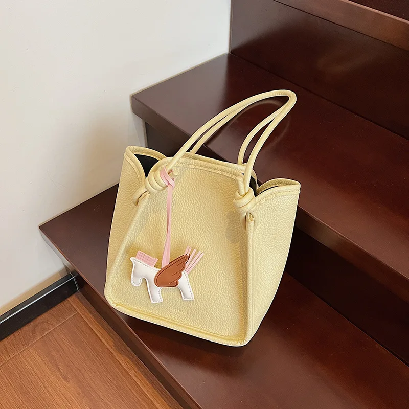 

Summer New Large Capacity Retro Leisure Bucket Tote Bag Fashionable and Simple Commuter Solid Color Single Shoulder Women's Bag
