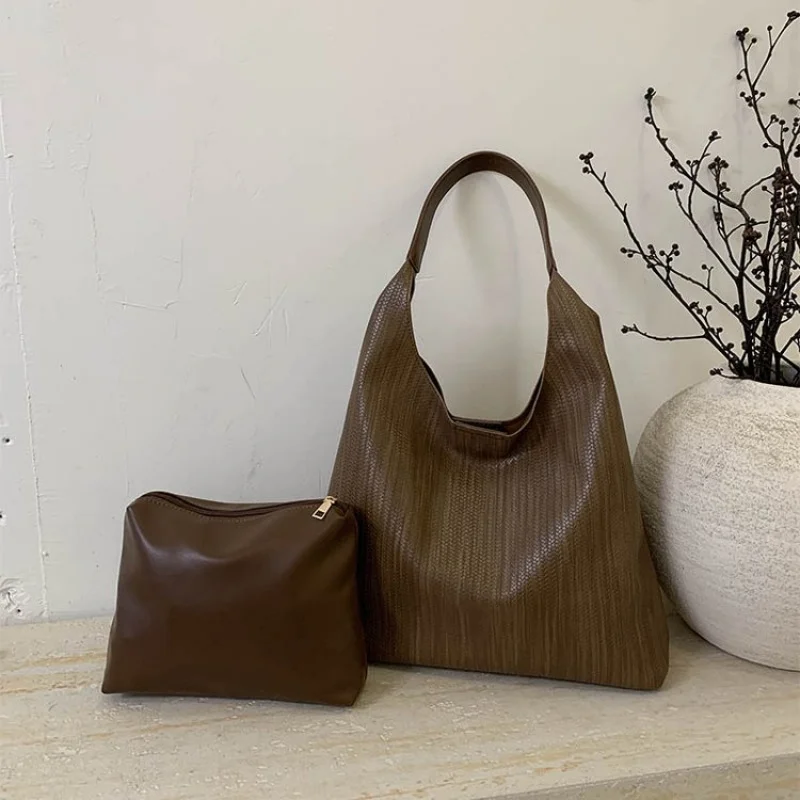 

Women's Fashionable Tote Bag Made Of Premium Leather Featuring Simple Vintage Style And Metallic Accent​