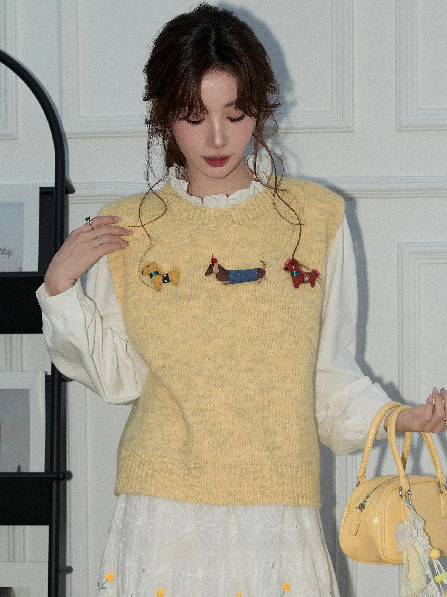 

Женский модный комплект из двух предметов: вышитый жилет с воротником-куклой и рубашка с длинным рукавом в стиле принцесс. Весенняя коллекция. Повседневный стиль.