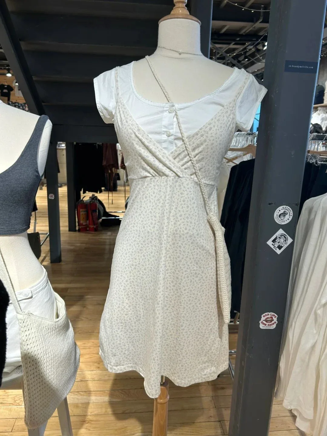 ชุดเดรสสั้นพิมพ์ลายดอกไม้ผู้หญิงเซ็กซี่ V คอแขนกุดฤดูร้อนสั้นชุดลำลองสตรีทแวร์สไตล์พรีปปี้ชุดเดรส