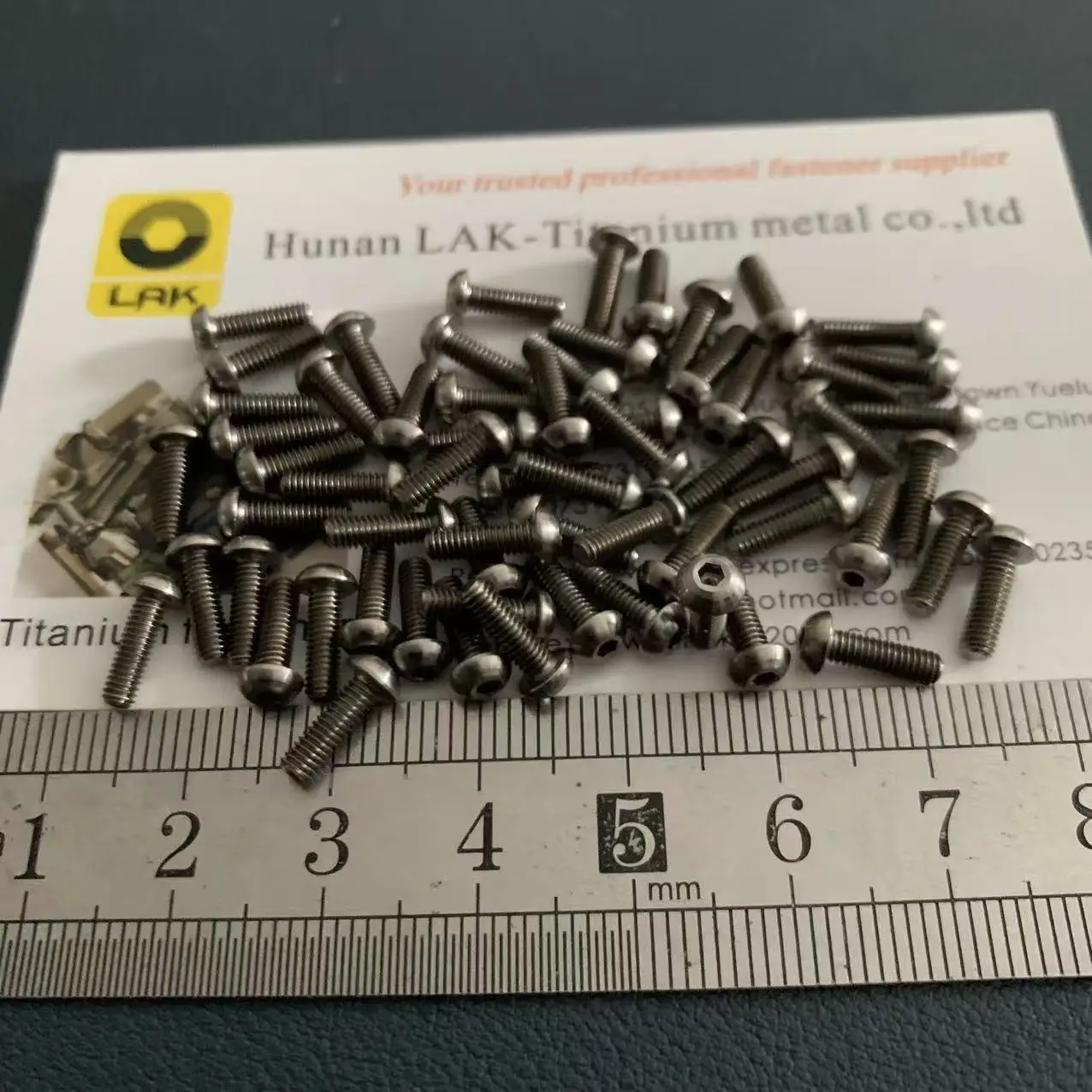 M2.5 * 5 6 8 10 12 16 Gr5 مقبس سداسي مستدير/زر رأس برغي تيتانيوم