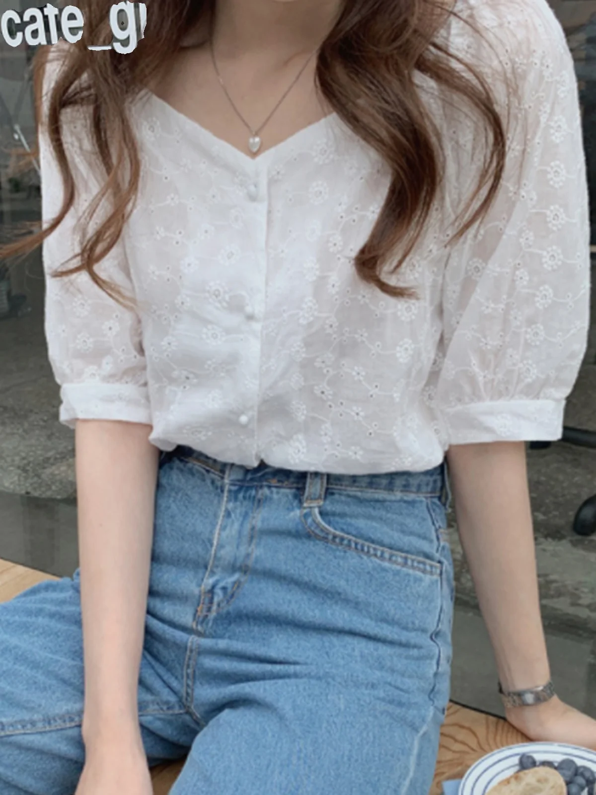 Retro Embroidered Hollow Bubble Sve irt Women's Summer Unique Design V-ne Exposing Clavicle ort Sve Top