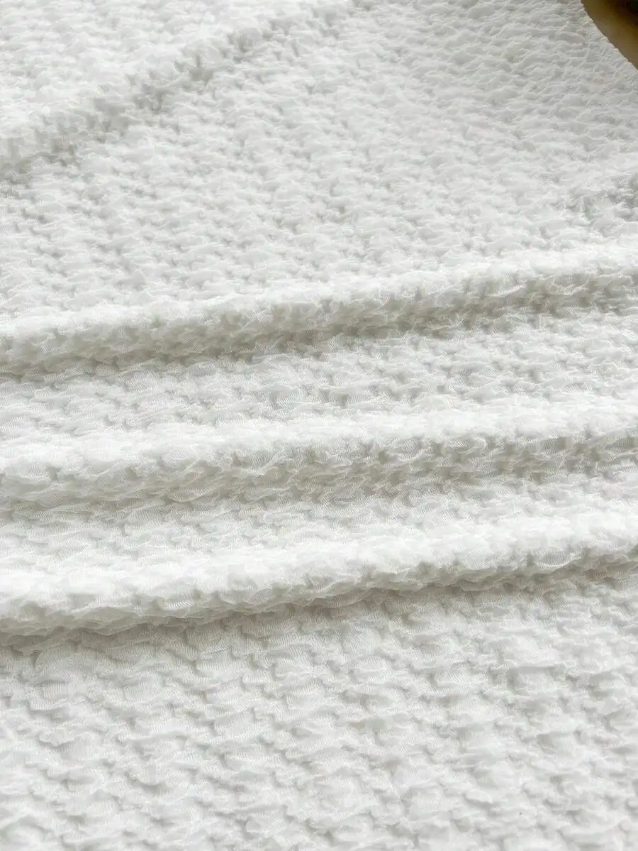 فستان متوسط الطول بحزام سباغيتي أبيض مع خصر مقصوص وملمس مموج، فستان صيفي لحفلات عطلة الشاطئ