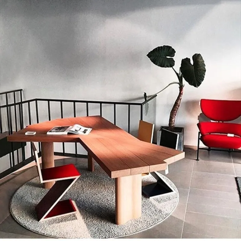 Moderner, einfacher Büro-Computertisch aus massivem Holz