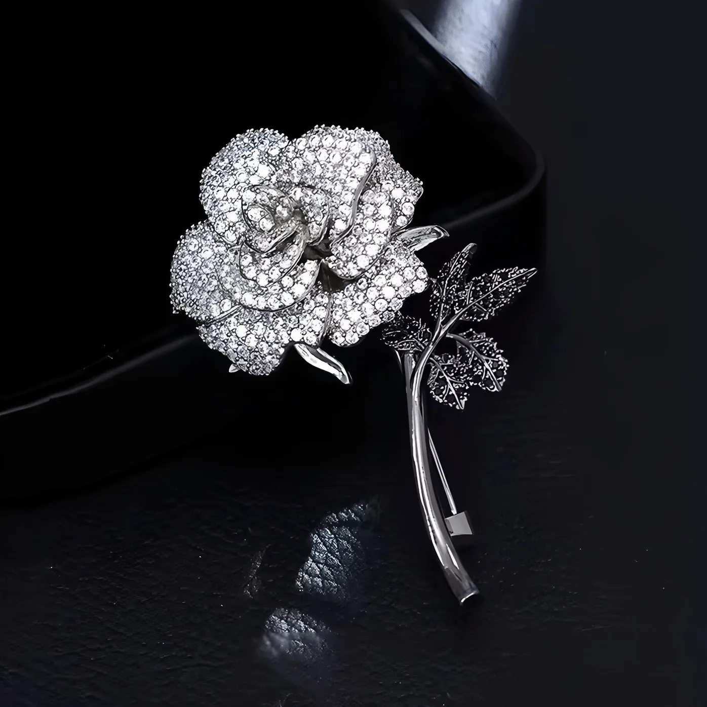 Chinesische Mode-Broschen mit Strasssteinen in Silberfarbe, Rosenmuster, für Damen, trendige, zarte Blumen-Anstecker, Party- und Freizeitaccessoire, Geschenk, Schmuck. – Detail 5