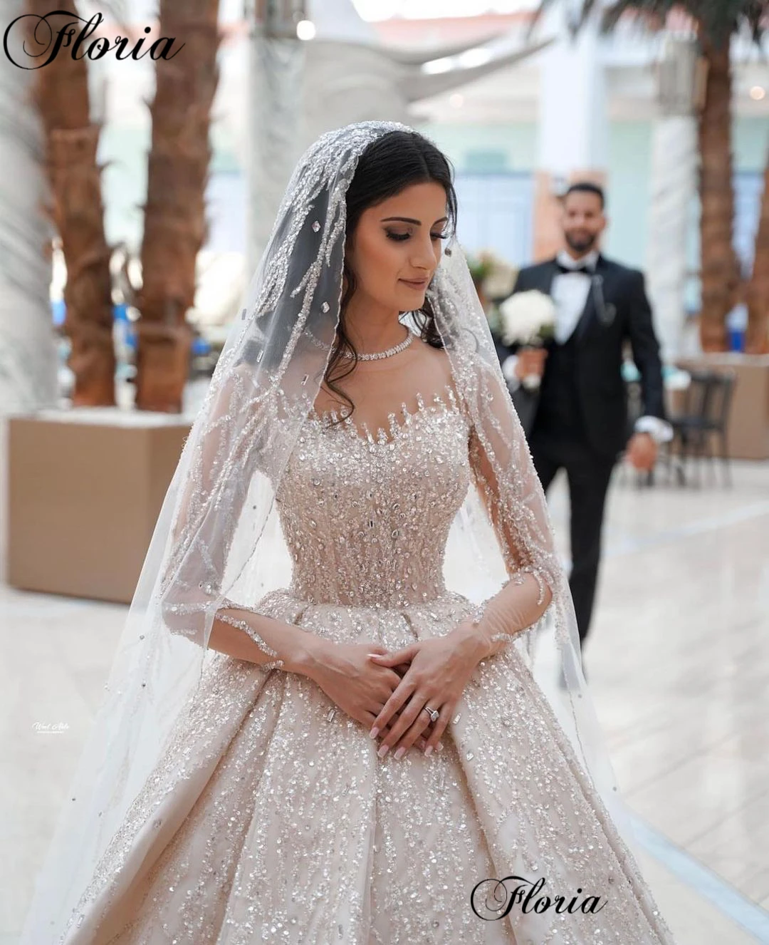 

Middle East Shiny Wedding Dresses A-Line Dubai Glitter Long Sleeves Wedding Gowns Sweep Train Brides Dresses Robe De Mariée