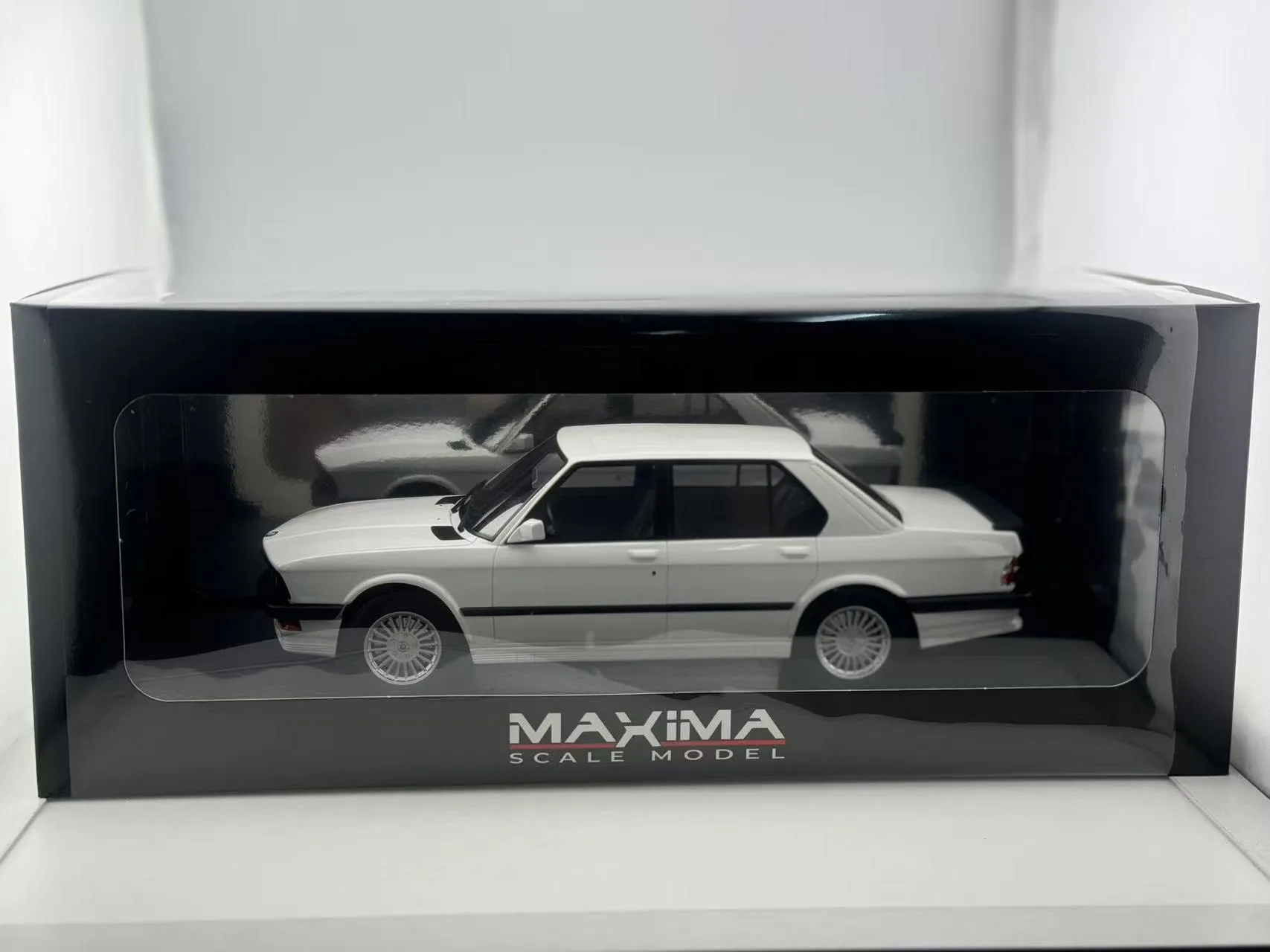 ダイキャスト マキシマ 1/18 スケール BMW M5 レジンカーモデル コレクション玩具 ギフト 記念品 ディスプレイオーナメント