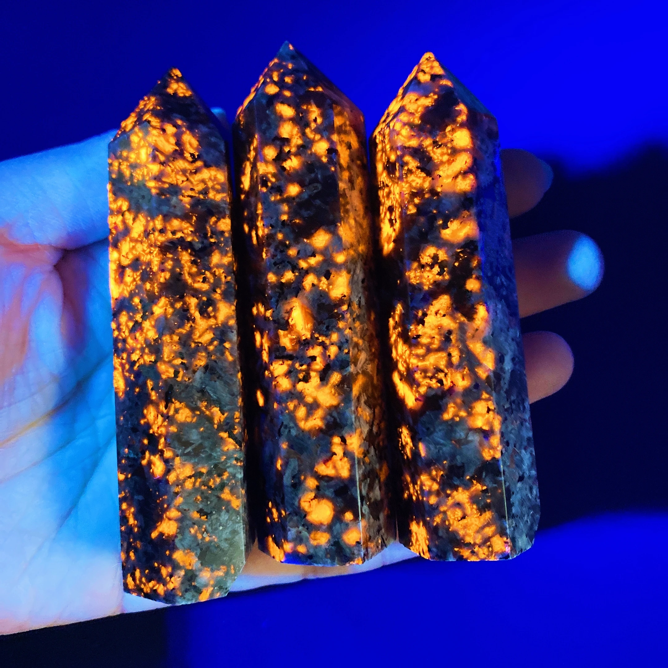 8-9cm Natural Yooperlite Fluorescent Dodalite Tower Crystal Flamestone Wand Point Spiritual Witchcraft Energy Healing Home Decor