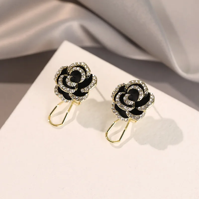 

Новые серьги-гвоздики «Черная камелия» — элитные, легкие и роскошные, в стиле знаменитостей, французские, винтажные, трендовые.