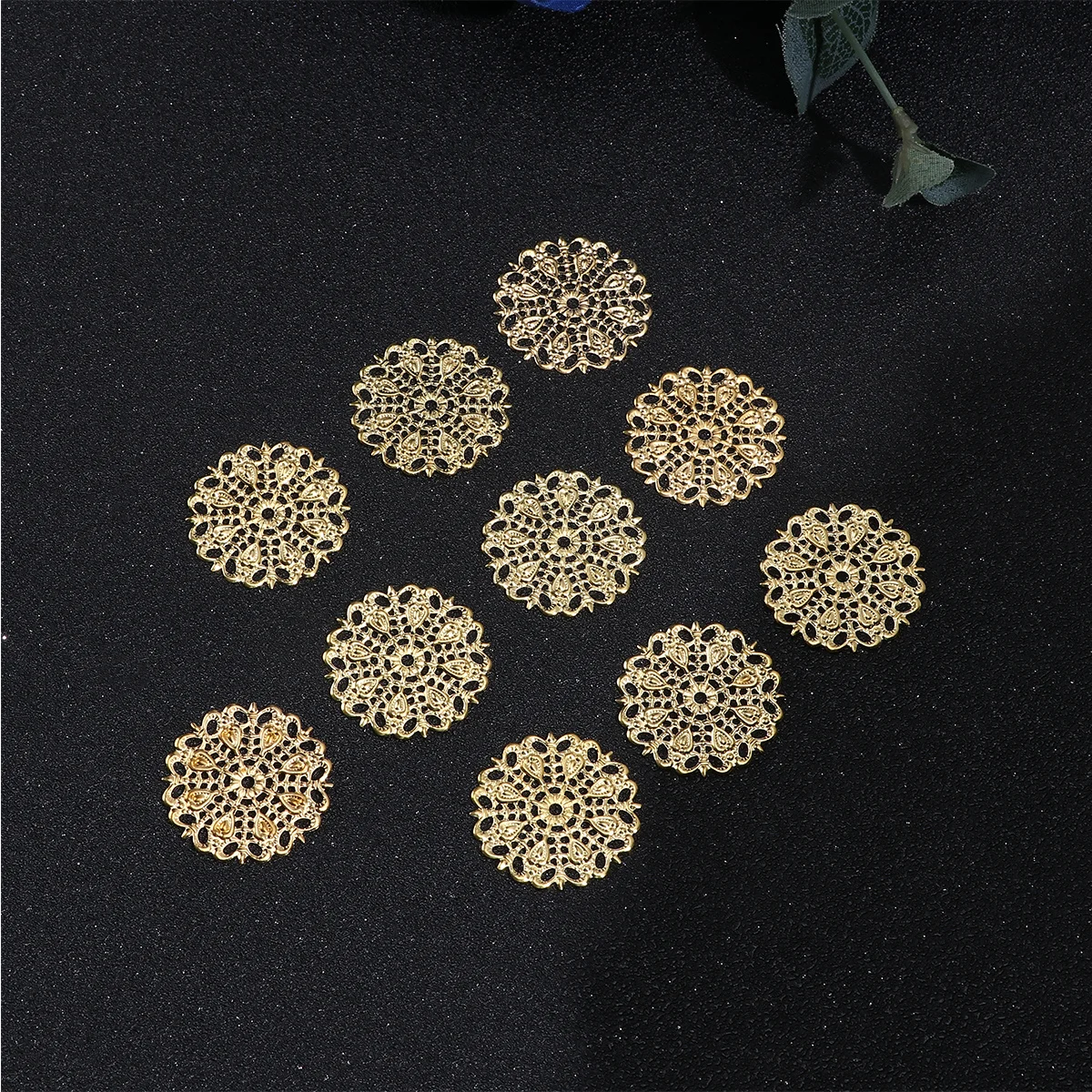 30 قطعة فاصل زهرة معدنية إكسسوارات قلادة ساحرة صنعة جيدة متينة لمشاريع المجوهرات ذاتية الصنع قلادة على شكل زهرة ذهبية يمكنك صنعها بنفسك #6