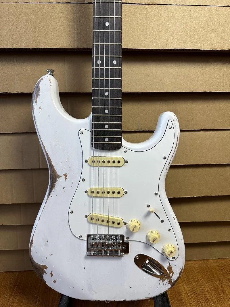 

Гитара в стиле рок-н-ролл с грифом из палисандра и корпусом из ели