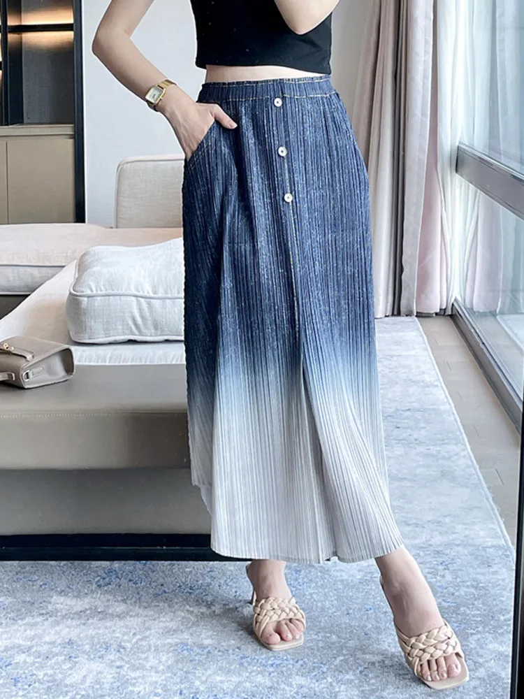 YFPF Blue Gradient กระโปรงผู้หญิงแฟชั่น Miyake จีบเอวสูงสายกระโปรงลําลองอเนกประสงค์ 2025 เสื้อผ้าใหม่ 3A442