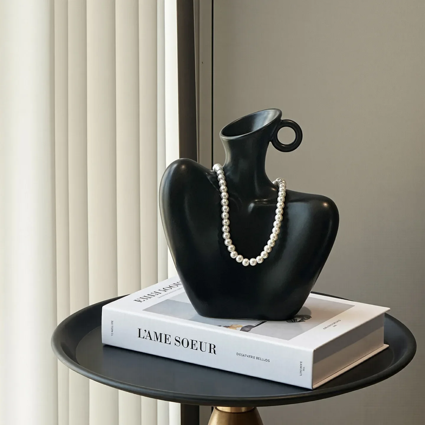 Artistic and Creative Ceramic Vase Shaped Like a Human Collarbone—A Niche,Design-Forward Decorative Piece for the Living Room