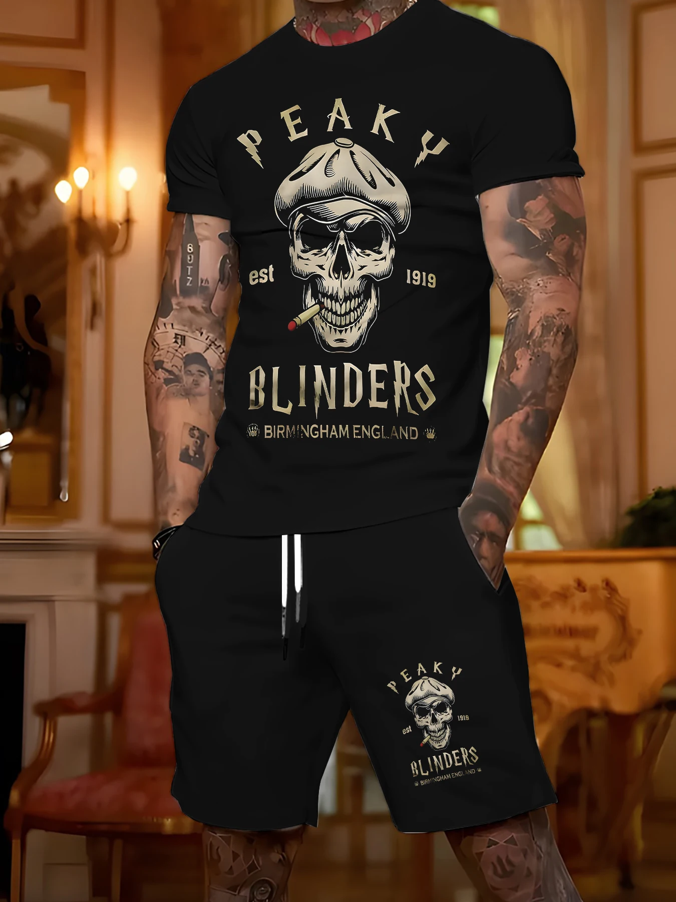 

Универсальный повседневный наряд для мальчиков: черная футболка с принтом и шорты, удобный комплект из двух предметов для выхода на улицу